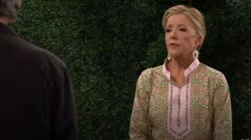 Túnica NicoBlu Capri en Delicate Ferns usada por Nikki Reed Newman (Melody Thomas-Scott) como se ve en The Young and the Restless el 22 de julio de 2025