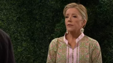 Aretes Chan Luu Magnolia White Mop Mix usado por Nikki Reed Newman (Melody Thomas-Scott) como se ve en The Young and the Restless el 22 de julio de 2025