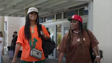 Bolso de cámara de lona cruzada Gucci GG Monogram usado por Brittany Chi Coney como se ve en Hitmakers (S01E01)