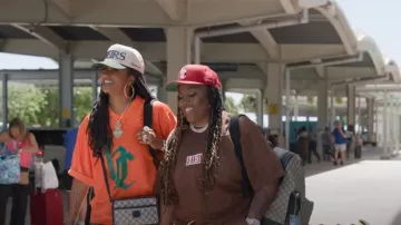 Mochila de lona con ribete de cuero impreso GG de Gucci usada por Denisia Andrews como se ve en Hitmakers (S01E01)