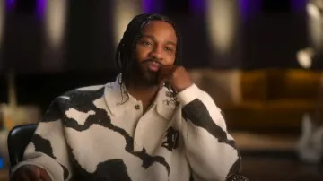 Purple Brand Pull Polo Jacquard Blanc/Noir porté par Bernard Harvey comme on le voit dans Hitmakers (S01E01)