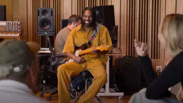 Drew House Pantalon en velours côtelé jaune porté par Bernard Harvey comme on le voit dans Hitmakers (S01E01)