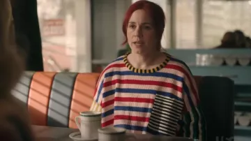 LF Markey Camiseta Winston Knit Multi Stripe usada por D'arcy Bloom (Alice Wetterlund) como se ve en Resident Alien (S04E06)