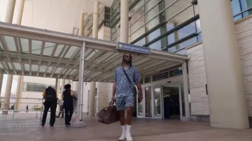 Louis Vuitton Sac de sport Keepall en toile enduite Monogram marron porté par Bernard Harvey comme on le voit dans Hitmakers (S01E01)