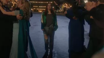 American Eagle Stretch Ripped Mom Jean porté par D’arcy Bloom (Alice Wetterlund) comme on le voit dans Resident Alien (S04E07)