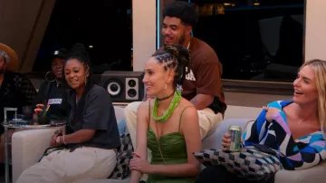 Pretty Little Thing Combinaison sans manches verte portée par Jenna Andrews comme on le voit dans Hitmakers (S01E02)