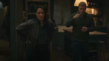Chaqueta bomber corta de cuero sintético lavado de Asos Design en negro usada por Asta Twelvetrees (Sara Tomko) como se ve en Resident Alien (S04E08)