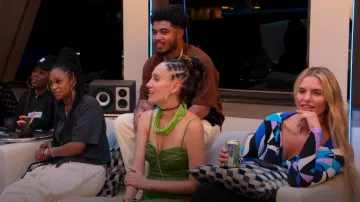 Les nouveautés d’Ilkyaz Ozel Crop Top à manches longues à épaules dénudées à imprimé abstrait bleu porté par Whitney Phillips comme on le voit dans Hitmakers (S01E02)