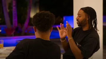 T-shirt noir avec logo Balenciaga. porté par Bernard Harvey comme on le voit dans Hitmakers (S01E02)