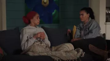 Chaqueta vaquera Madewell usada por Nancy Gillian (Brianna Baker) como se ve en 9-1-1: Lone Star (S05E10)