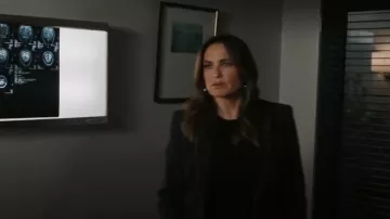 Rag & Bone 'The Knit' Long Sleeve T-Shirt worn by Olivia Benson (Mariska Hargitay) as seen in Law & Order: Special Victims Unit (S26E06)