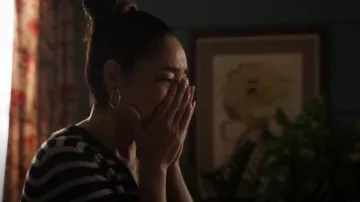 Naadam Cardigan léger à manches courtes rayées en cachemire porté par Tommy Vega (Gina Torres) comme on le voit dans 9-1-1 : Lone Star (S05E12)