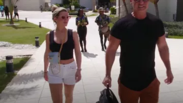 Louis Vuitton Monogram Denim Mini Bumbag Sky Blue porté par Lauren Sorrentino comme on le voit dans Jersey Shore : Family Vacation (S08E09)