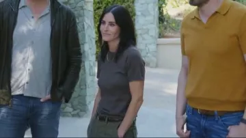 Pantalones utilitarios Levi's en caqui usados por Courteney Cox como se ve en Celebrity IOU (S09E03)
