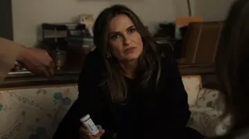 Rag & Bone Black 'The Knit' Long Sleeve T-Shirt worn by Olivia Benson (Mariska Hargitay) as seen in Law & Order: Special Victims Unit (S26E09)