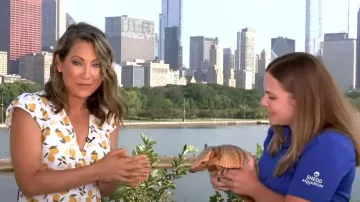 Robe portefeuille abricot Reformation portée par Ginger Zee comme on le voit dans Good Morning America le 24 juillet 2025