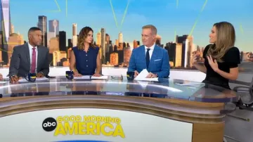 Alice + Olivia Chase Pull à manches bouffantes et à col volant porté par Rhiannon Ally comme on le voit dans Good Morning America le 25 juillet 2025