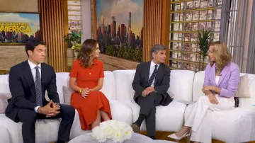 House of Harlow 1960 Crop Blazer en lilas porté par Lara Spencer comme on le voit dans Good Morning America le 28 juillet 2025