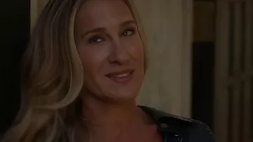 Sarah Jessica Floral Shirt of Carrie Bradshaw (Sarah Jessica Parker) as seen in And Just Like That… (S03E12)