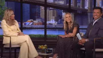 Robe midi à pois à volants de la collection Michael Kors portée par Kelly Ripa comme on le voit dans LIVE with Kelly and Mark le 25 juillet 2025