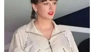 Chaqueta de chándal usada por Taylor Swift en Taylor Swift y Travis Kelce tienen NOCHE DE CITA en la final de la Copa Stanley