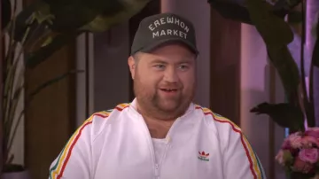 Veste Adidas Jamaican Colorway portée par Paul Walter Hauser comme on le voit dans LIVE avec Kelly et Mark le 28 juillet 2025