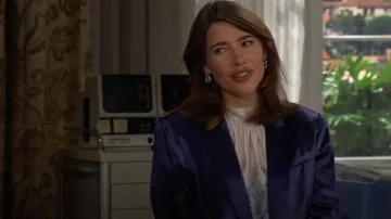 Blazer en satin Favorite Daughter en bleu vénitien porté par Steffy Forrester (Jacqueline MacInnes Wood) tel qu’on le voit dans The Bold and the Beautiful le 23 juillet 2025