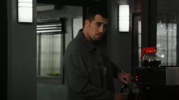 Chemise Old Navy à double tricot portée par Joe Velasco (Octavio Pisano) comme on le voit dans Law & Order : Special Victims Unit (S26E10)