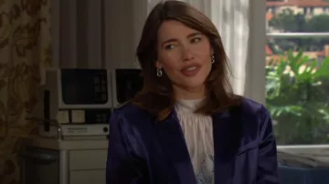 Créoles Luv AJ Pave Interlock portées par Steffy Forrester (Jacqueline MacInnes Wood) comme on le voit dans The Bold and the Beautiful le 23 juillet 2025