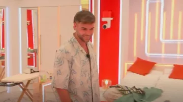 Columbia Chemise Hommes Grand Gris Feuille Imprimer Manches Courtes Bouton Poche Avant Porté par Harry Hamlin comme on le voit dans Love Island (S12E08)