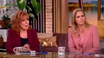 Michael Kors Collection Hansen Charmeuse Chemise boutonnée portée par Sara Haines, comme on le voit dans The View le 25 juillet 2025