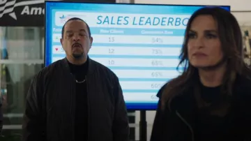 Rail Peninsula Jacket Obsidian porté par Odafin Tutuola (Ice T) comme on le voit dans Law & Order : Special Victims Unit (S26E11)