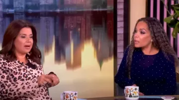 Robe longue cloutée en laine Rabanne portée par Sunny Hostin comme on le voit dans The View le 25 juillet 2025