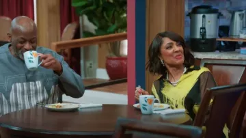 Tunique à imprimé métallisé Donna Karan New York portée par Anastasia Devereaux (Alretha Thomas) telle qu’on la voit dans Assisted Living de Tyler Perry (S06E08)