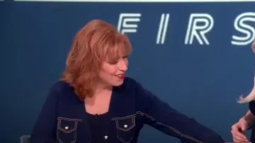 Cinq a Sept Elisha Cardigan usado por Joy Behar como se ve en The View el 24 de julio de 2025