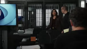 Blazer en cuir végétalien Generation Love Milan porté par Olivia Benson (Mariska Hargitay) comme on le voit dans Law & Order : Special Victims Unit (S26E13)