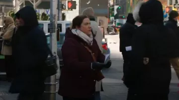 Sac à bandoulière Coach Soft Tabby porté par Megan (Donna Lynne Champlin) comme on le voit dans Law & Order : Special Victims Unit (S26E14)