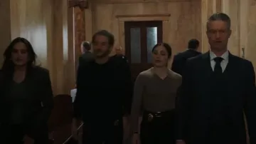 Cardigan Gap porté par Kate Silva (Juliana Aidén Martinez) tel qu’on le voit dans Law & Order : Special Victims Unit (S26E14)