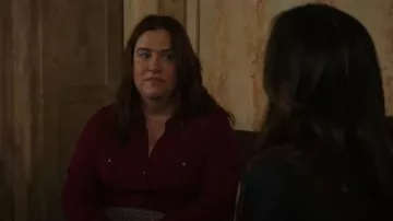 Chico Petite Chemise facile en satin délavé portée par Megan (Donna Lynne Champlin) comme on le voit dans Law & Order : Special Victims Unit (S26E14)