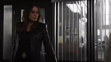 Haut à col en V Agolde Tavi porté par Olivia Benson (Mariska Hargitay) comme on le voit dans Law & Order : Special Victims Unit (S26E15)