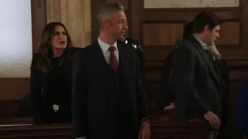Blazer Balmain en laine noire à un bouton porté par Olivia Benson (Mariska Hargitay) comme on le voit dans Law & Order : Special Victims Unit (S26E15)