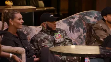 Gorra Rabanne Black Logo usada por Ferras Mahmoud Alqais como se ve en Hitmakers (S01E03)