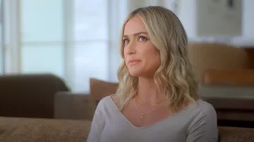 Collar con colgante de James inusual usado por Kristin Cavallari como se ve en Honestly Cavallari: The Headline Tour (S01E01)
