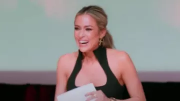 Aretes de cruz de burbujas de James poco comunes usados por Kristin Cavallari como se ve en Honestamente Cavallari: The Headline Tour (S01E01)
