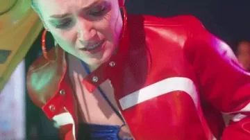 Chaqueta roja otoñal de My Racer Stepbrother de Fuel to Our Fire usada por Jenna Gilmer en Fuel to Our Fire: My Racer Stepbrother Película completa | ReelShort