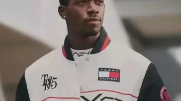Damson Idris F1 The Movie APXGP Varsity Jacket porté par Joshua Pearce (Damson Idris) en F1