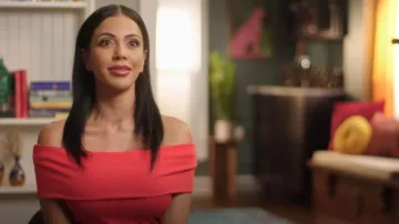 Hollister Ribbed Off-the-Shoulder Foldover Top worn by Jasmine Pineda as seen in 90 Day Fiancé: Happily Ever After? (S09E01)