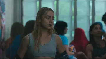 River Island Notch Front Crop Top porté par Amaia Olaberria (Clara Galle) comme on le voit dans Olympo (S01E01)