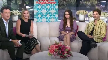 Chloe Mini robe nuisette en mousseline de soie à volants portée par Molly Gordon comme on le voit dans Today with Jenna & Friends le 22 juillet 2025