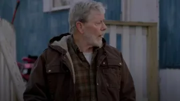 Chaqueta con capucha Ridgecut usada por el detective de CPD (Roger Wiggins) como se ve en Chicago P.D. (S12E10)